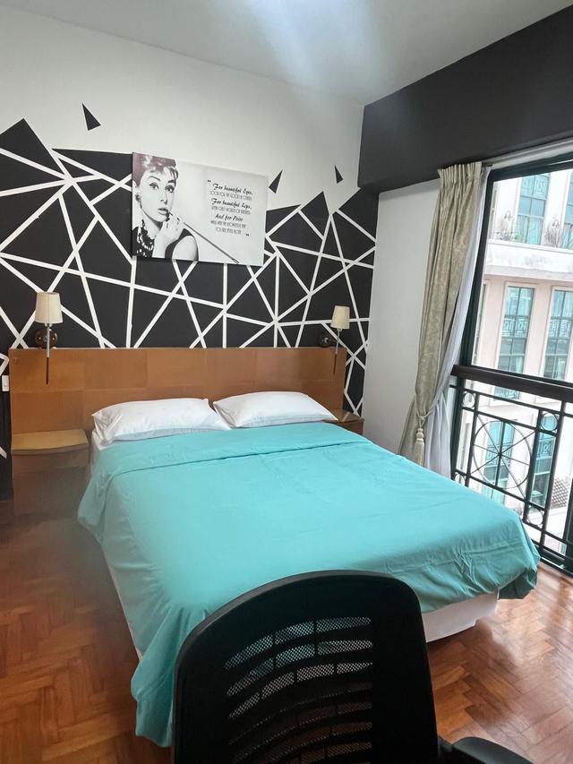 The Bencoolen offers expats unbeatable city living – just steps from Bugis, Bras Basah & Dhoby Ghaut MRT. Enjoy full condo facilities like a pool, gym, and BBQ, with cafes, malls, and museums at your doorstep. Quick access to the CBD and Orchard makes this the perfect home for work and play.