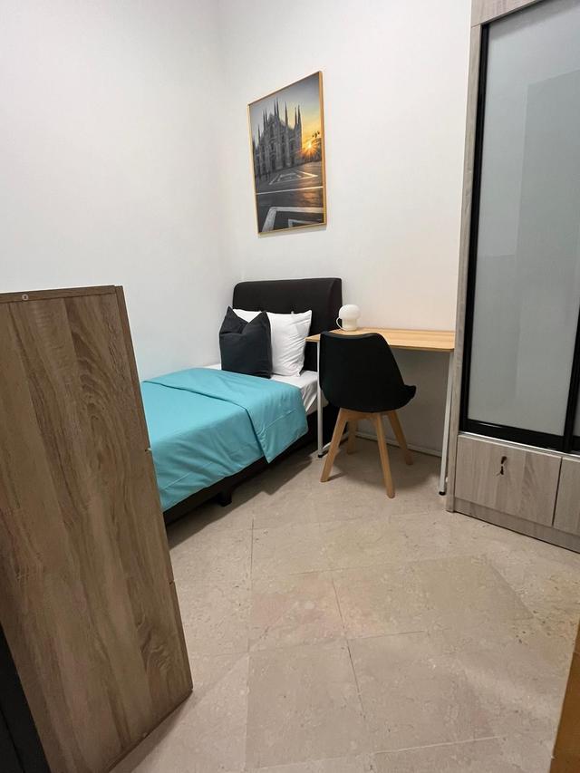 Emerald Garden is a rare low-rise condo in Singapore’s CBD, just steps from Telok Ayer MRT. Ideal for expats, it offers spacious units, full facilities, and walkable access to top cafes, bars, and heritage spots. A perfect blend of charm and convenience.