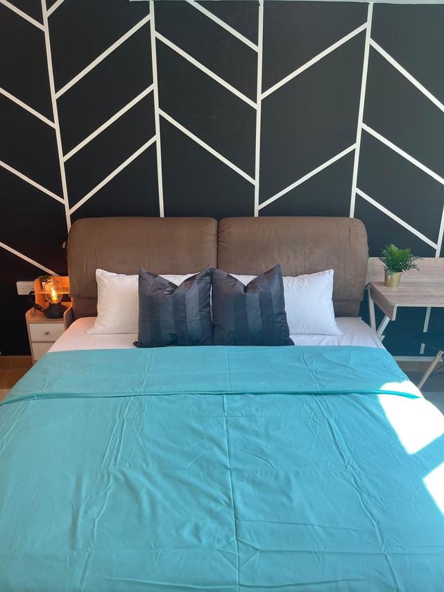 Emerald Garden is a rare low-rise condo in Singapore’s CBD, just steps from Telok Ayer MRT. Ideal for expats, it offers spacious units, full facilities, and walkable access to top cafes, bars, and heritage spots. A perfect blend of charm and convenience.