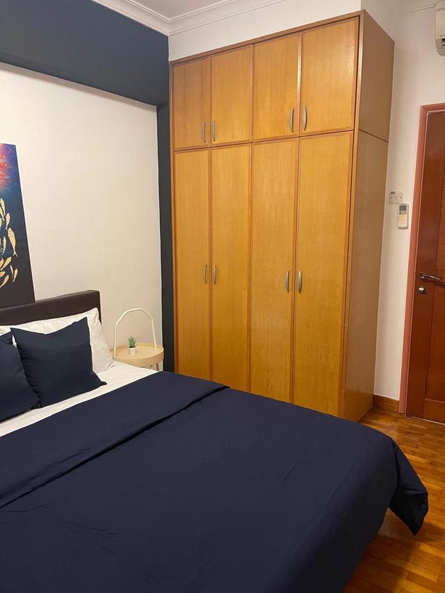 Emerald Garden is a rare low-rise condo in Singapore’s CBD, just steps from Telok Ayer MRT. Ideal for expats, it offers spacious units, full facilities, and walkable access to top cafes, bars, and heritage spots. A perfect blend of charm and convenience.